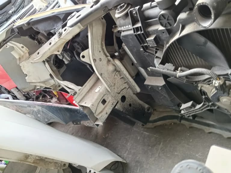Nose cut Nissan Wingroad used in Sharjah — photo 2