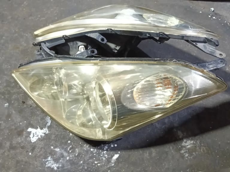 Headlights Toyota Wish used in Sharjah — photo 4