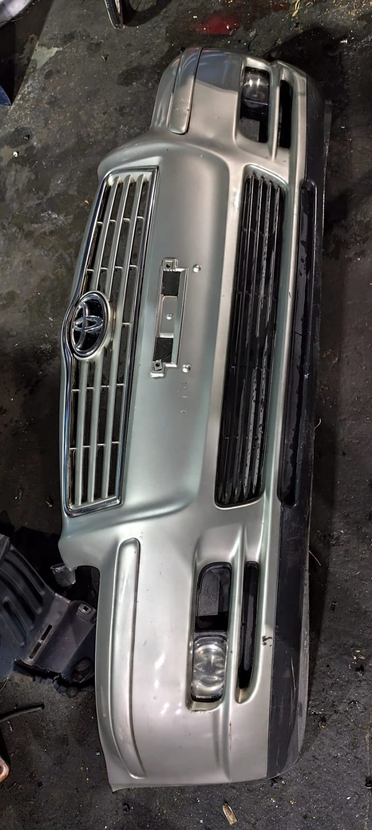Toyota Avensis Бампер передний 