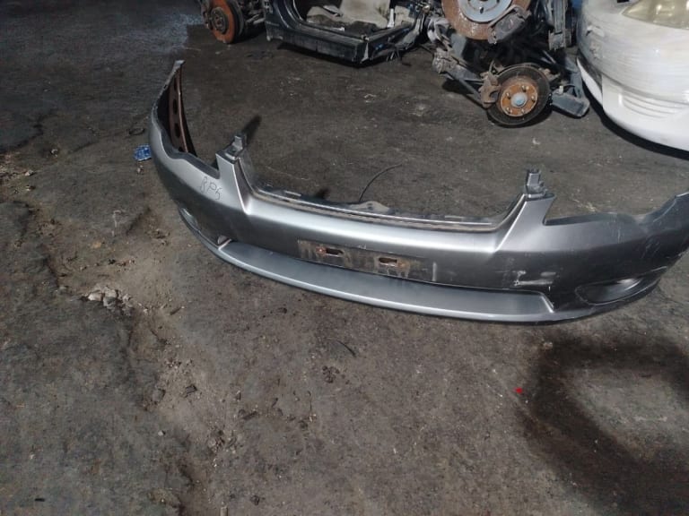 Subaru Legacy Бампер передний 