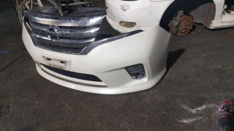 Nissan Serena Бампер передний, решетка 