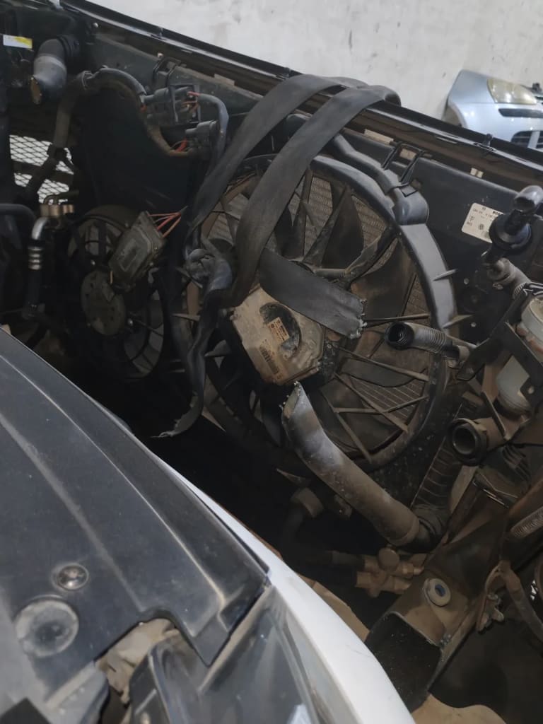 Nose cut Volkswagen Touareg used in Sharjah — photo 2