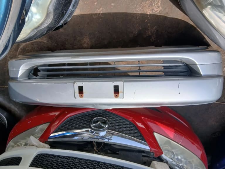 Toyota Platz Бампер передний, фары 2шт