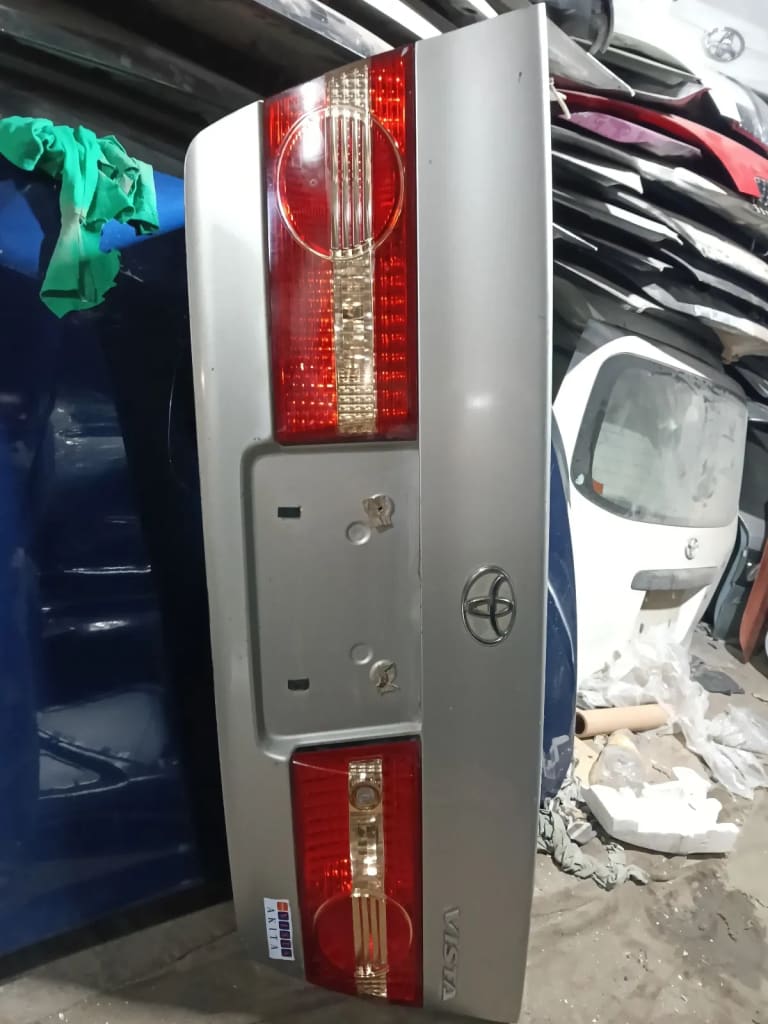 Toyota Vista Дверь багажника 