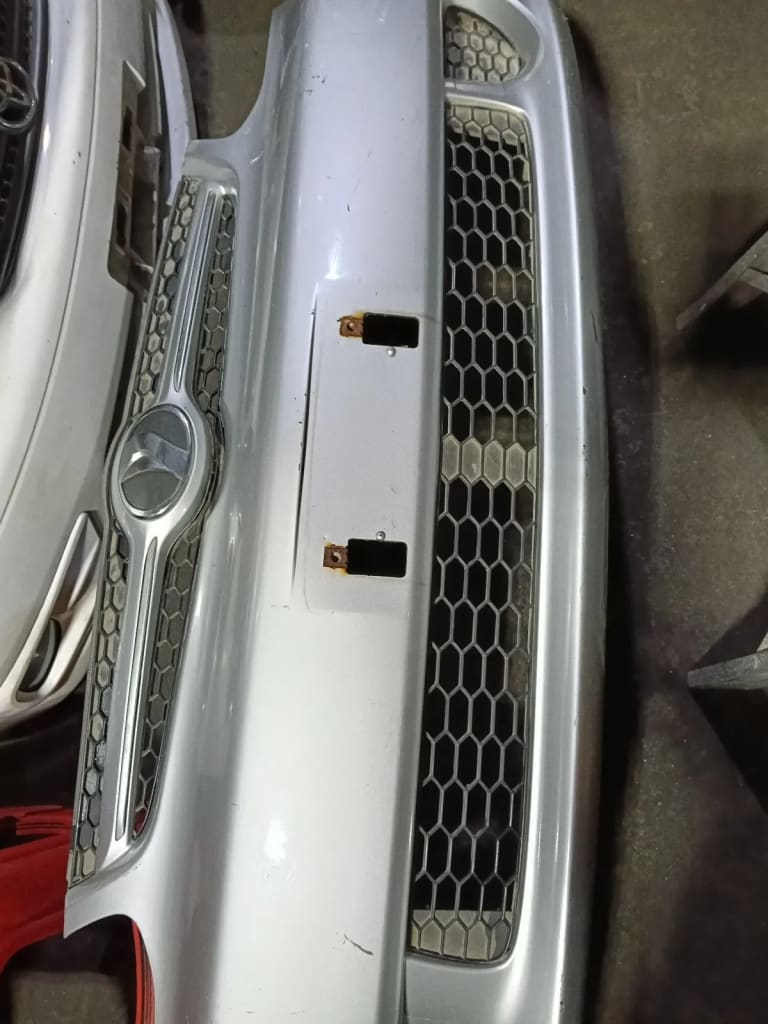 Toyota Platz Бампер передний, решетка 