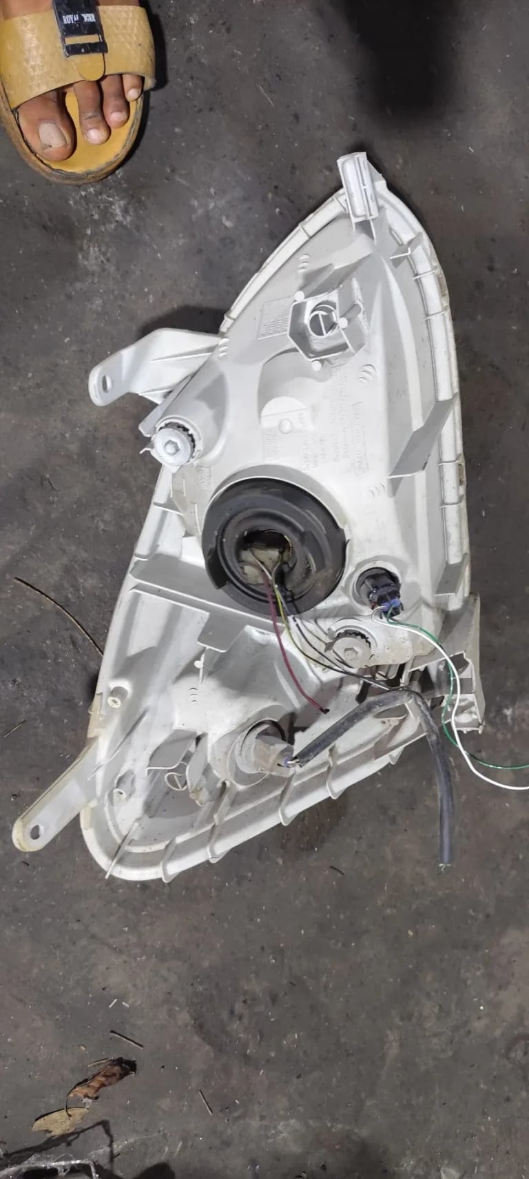 Headlights Toyota Platz used in Sharjah — photo 2