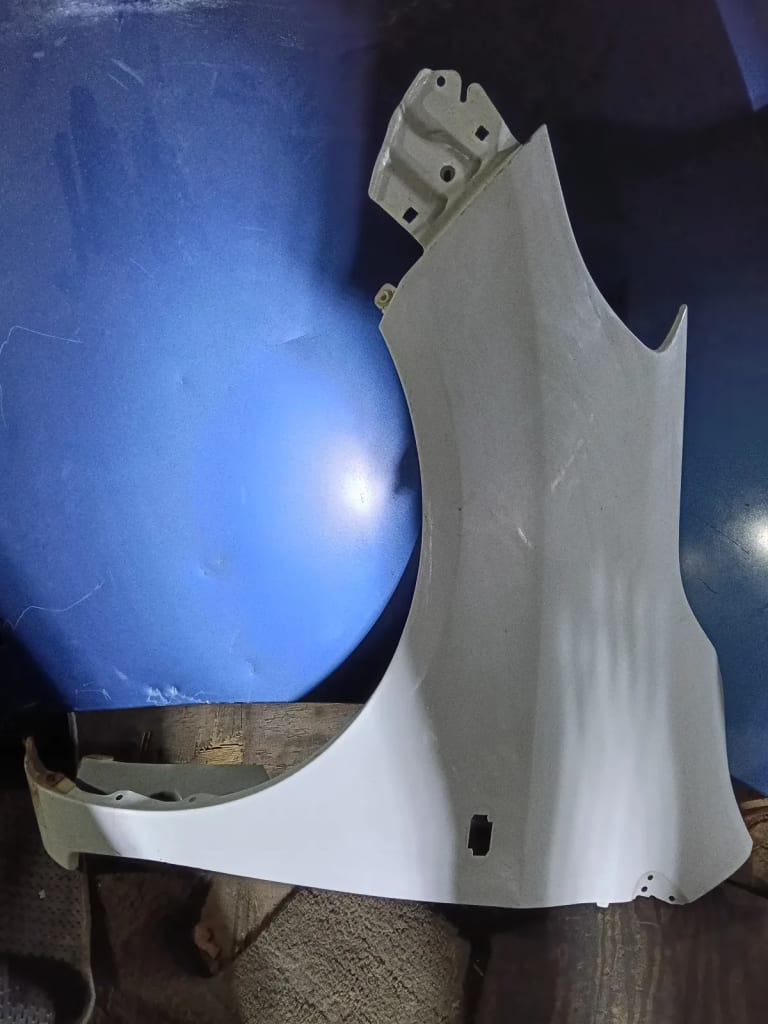 Nissan Latio Крылья 2шт