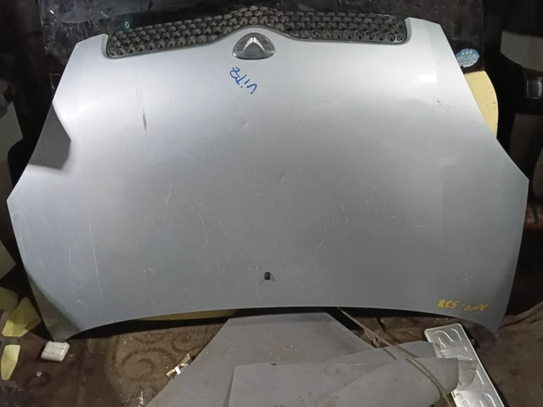 Toyota Vitz Капот 