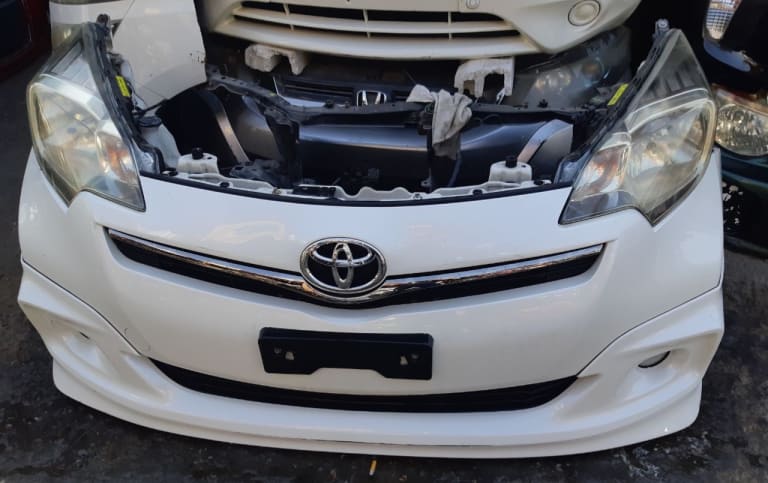 Nose cut + Hood Toyota Ractis