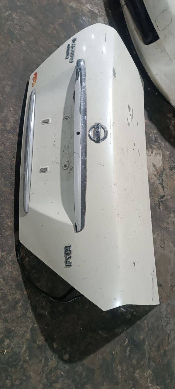 Trunk lid Nissan Bluebird