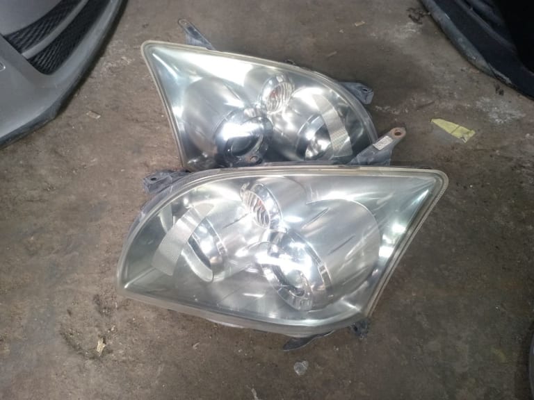 Headlights Toyota Avensis