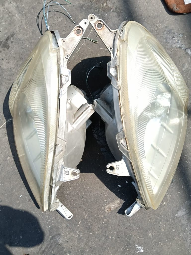 Headlights Toyota Vitz used in Sharjah — photo 4