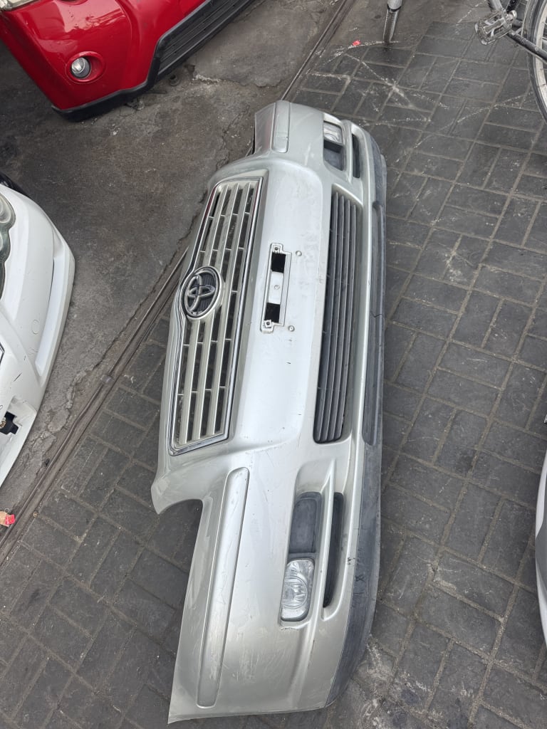 Bumper + Grille Toyota Avensis used in Sharjah — photo 4