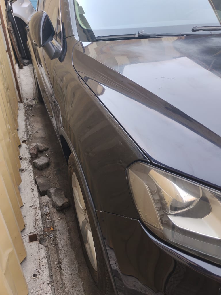 Nose cut + Hood + Fender Volkswagen Touareg used in Sharjah — photo 2