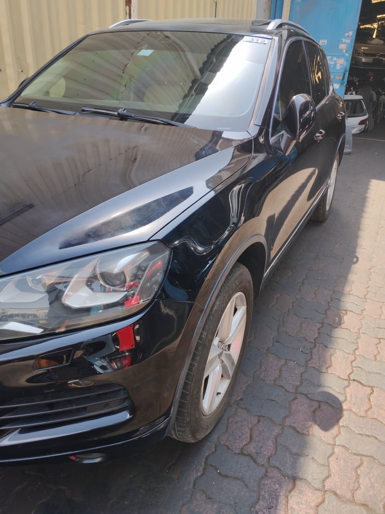 Nose cut + Hood + Fender Volkswagen Touareg used in Sharjah — photo 5