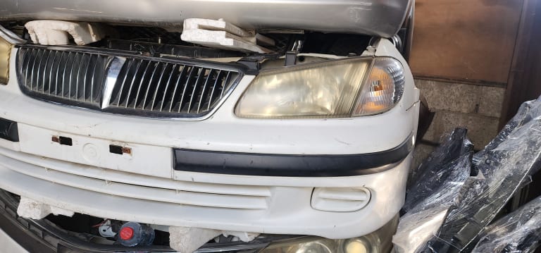 Bumper + Grille Nissan Sunny
