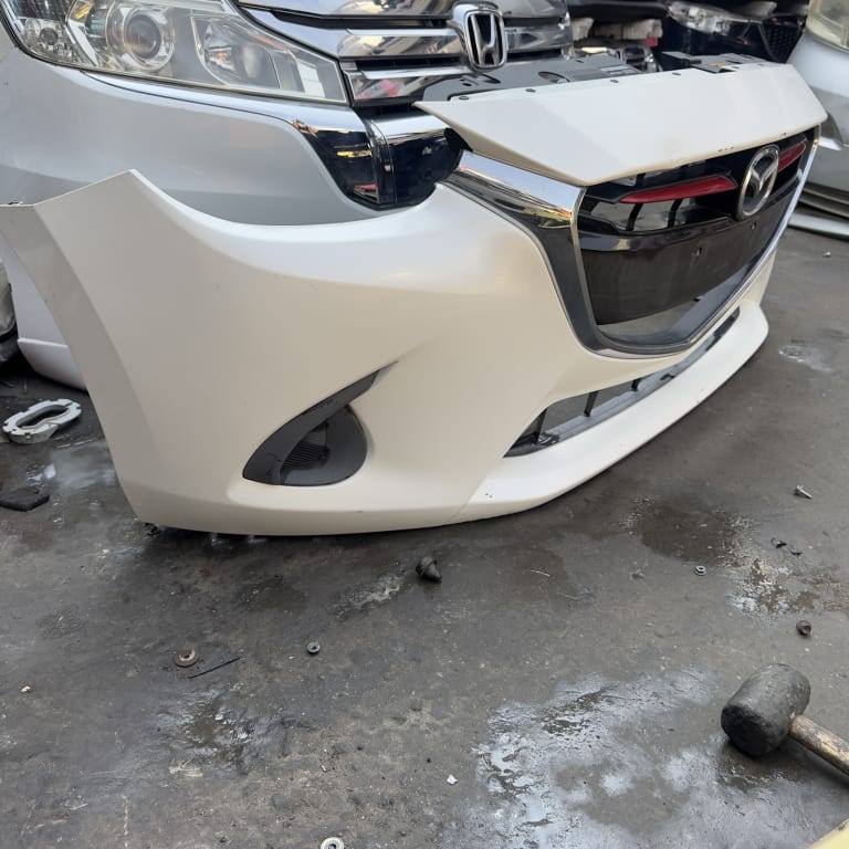 Bumper + Grille Mazda Demio used in Sharjah — photo 2