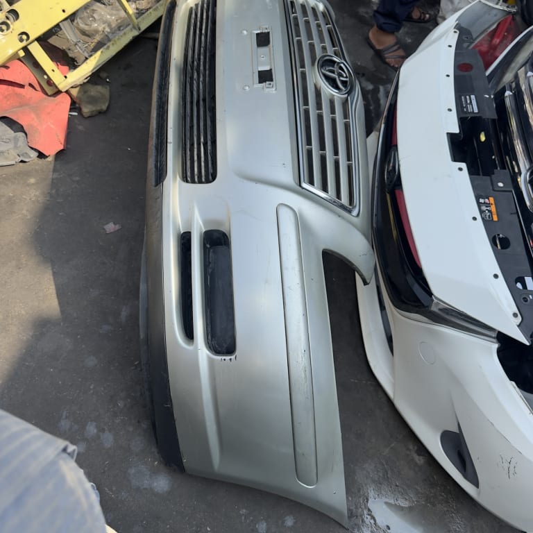 Bumper + Grille Toyota Avensis used in Sharjah — photo 2