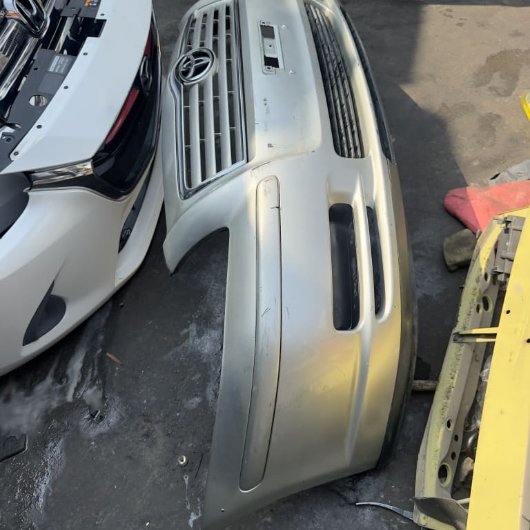 Bumper + Grille Toyota Avensis