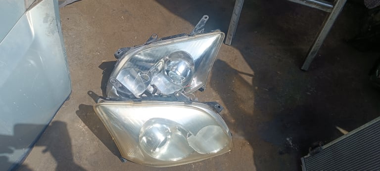 Bumper + Grille Toyota Avensis