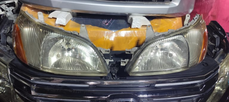 Headlights Toyota Platz used in Sharjah — photo 2