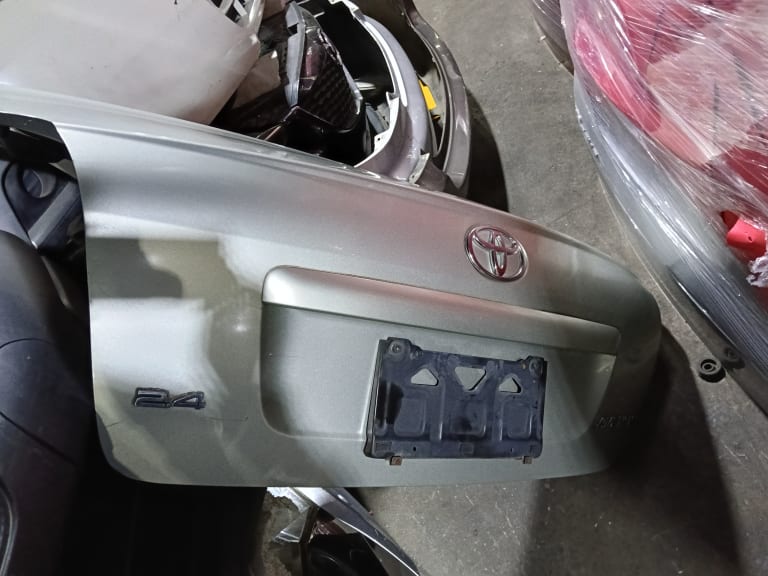 Toyota Avensis Капот 