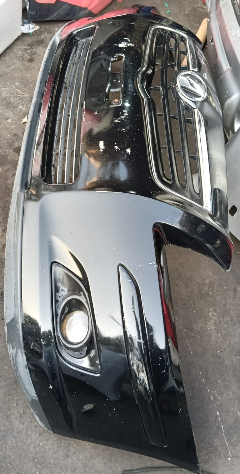 Bumper + Grille Toyota Avensis