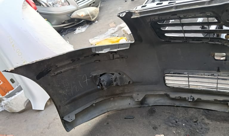 Bumper + Grille Toyota Avensis used in Sharjah — photo 4