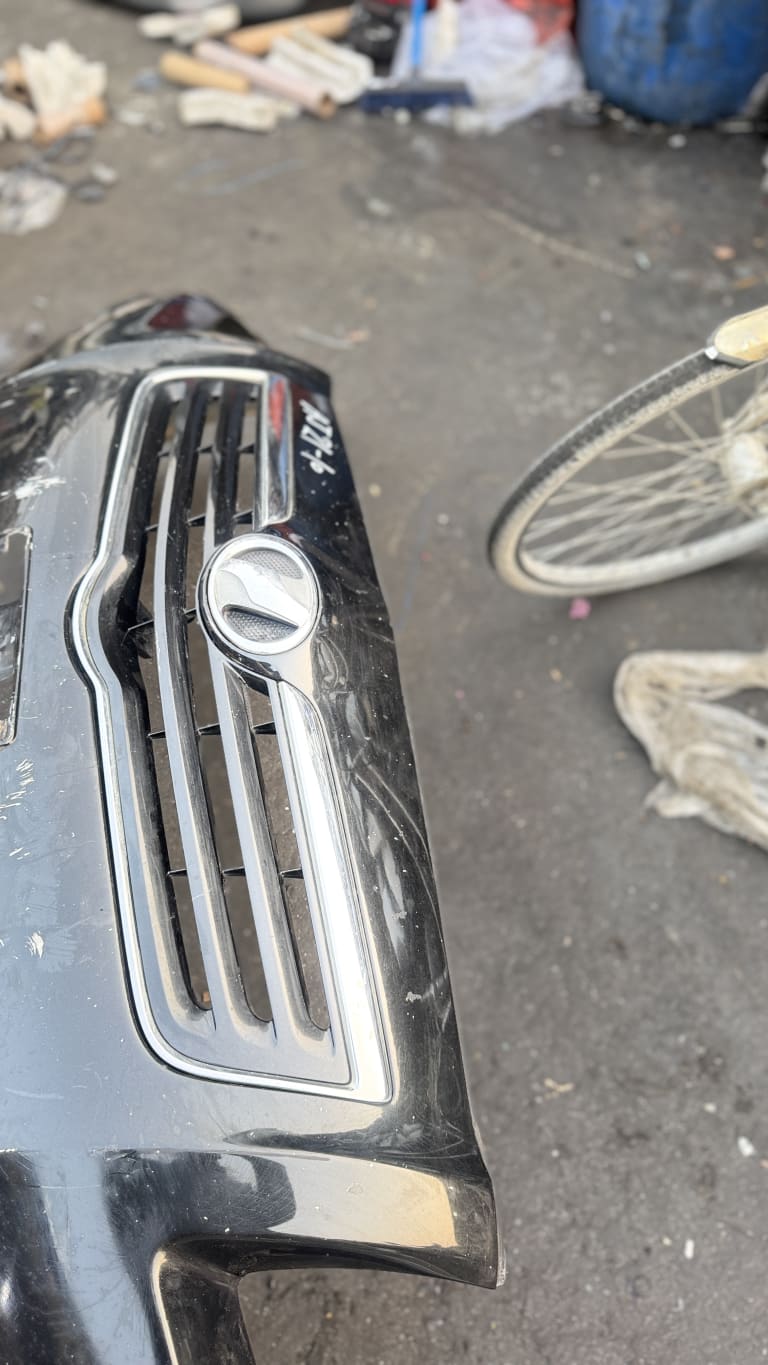 Bumper + Grille Toyota Avensis