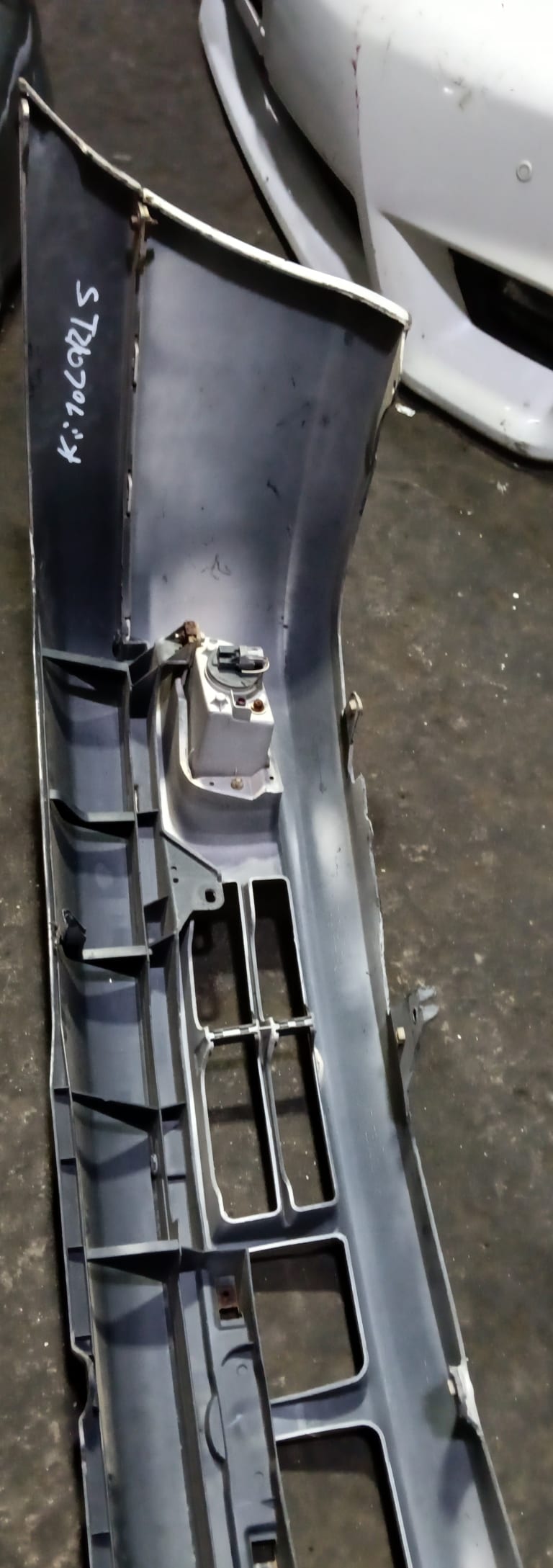 Bumper Toyota Premio used in Sharjah — photo 2