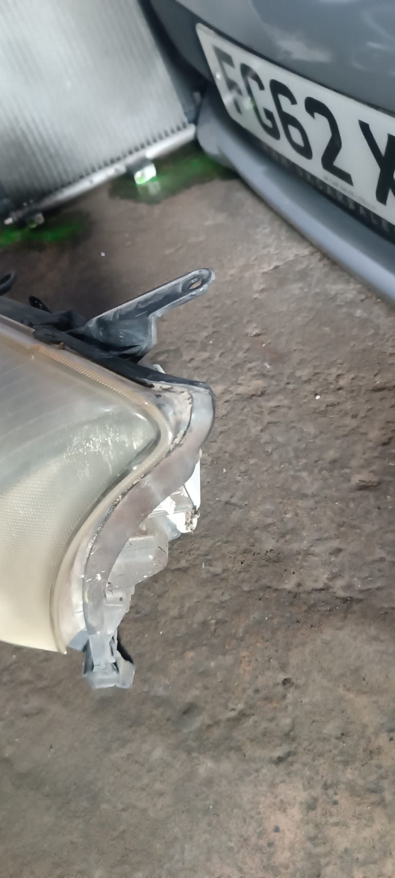Bumper + Grille Toyota Avensis