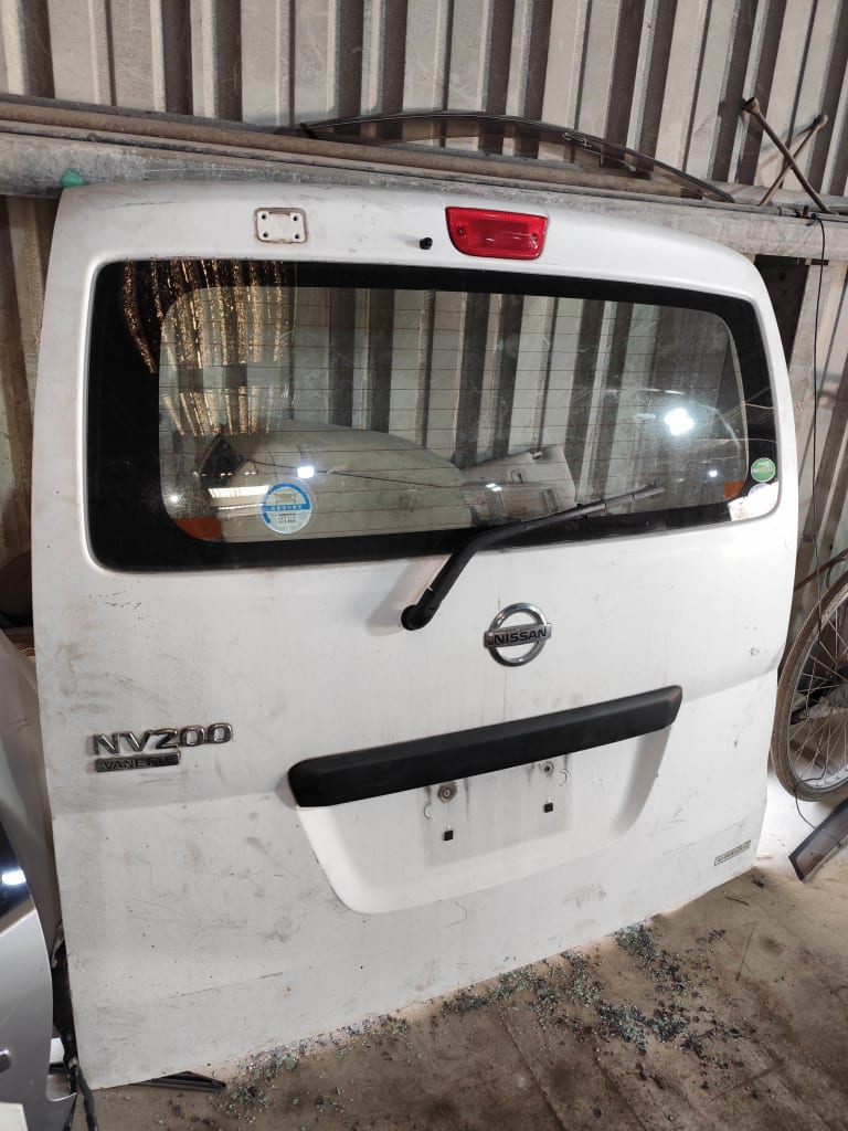 Nissan NV200 Дверь багажника 