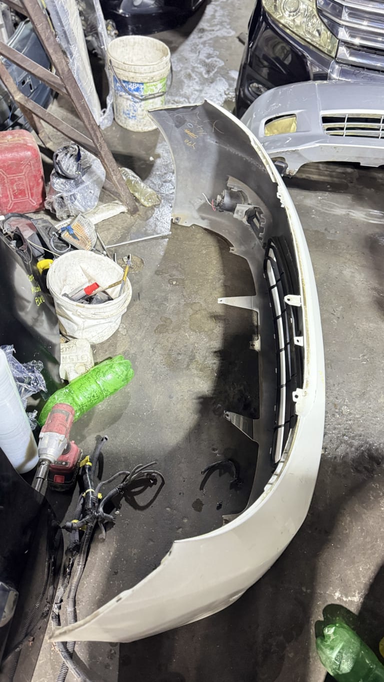 Bumper Toyota Isis used in Sharjah — photo 3