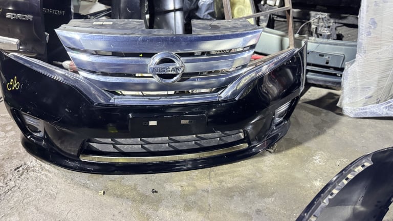 Bumper + Grille Nissan Serena used in Sharjah — photo 2