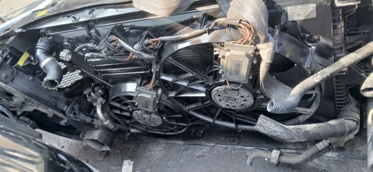 Nose cut Volkswagen Touareg used in Sharjah — photo 2