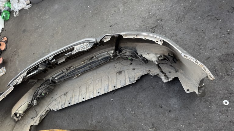 Bumper + Grille Honda Insight used in Sharjah — photo 2