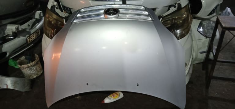 Nose cut + Hood + Fender Toyota Ipsum used in Sharjah — photo 2