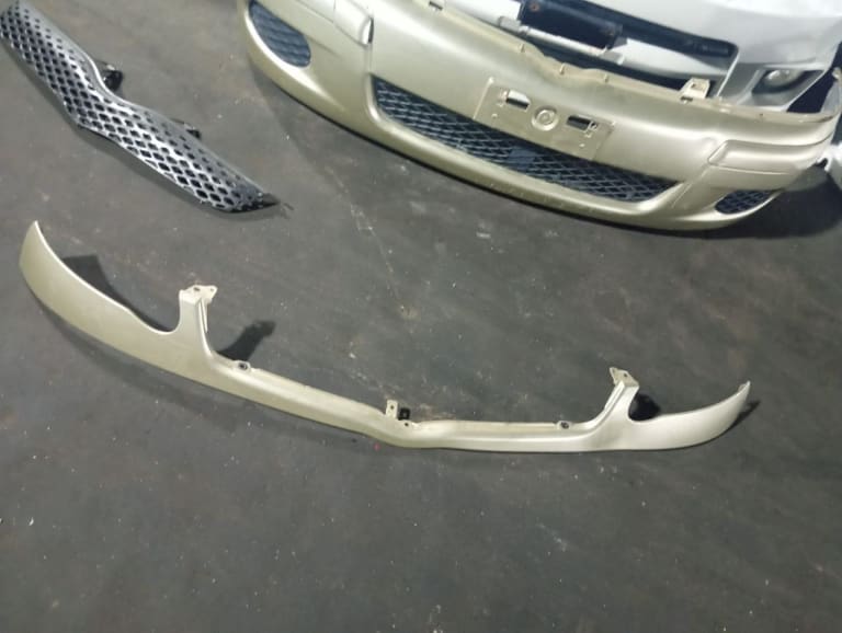 Bumper + Grille Toyota Funcargo