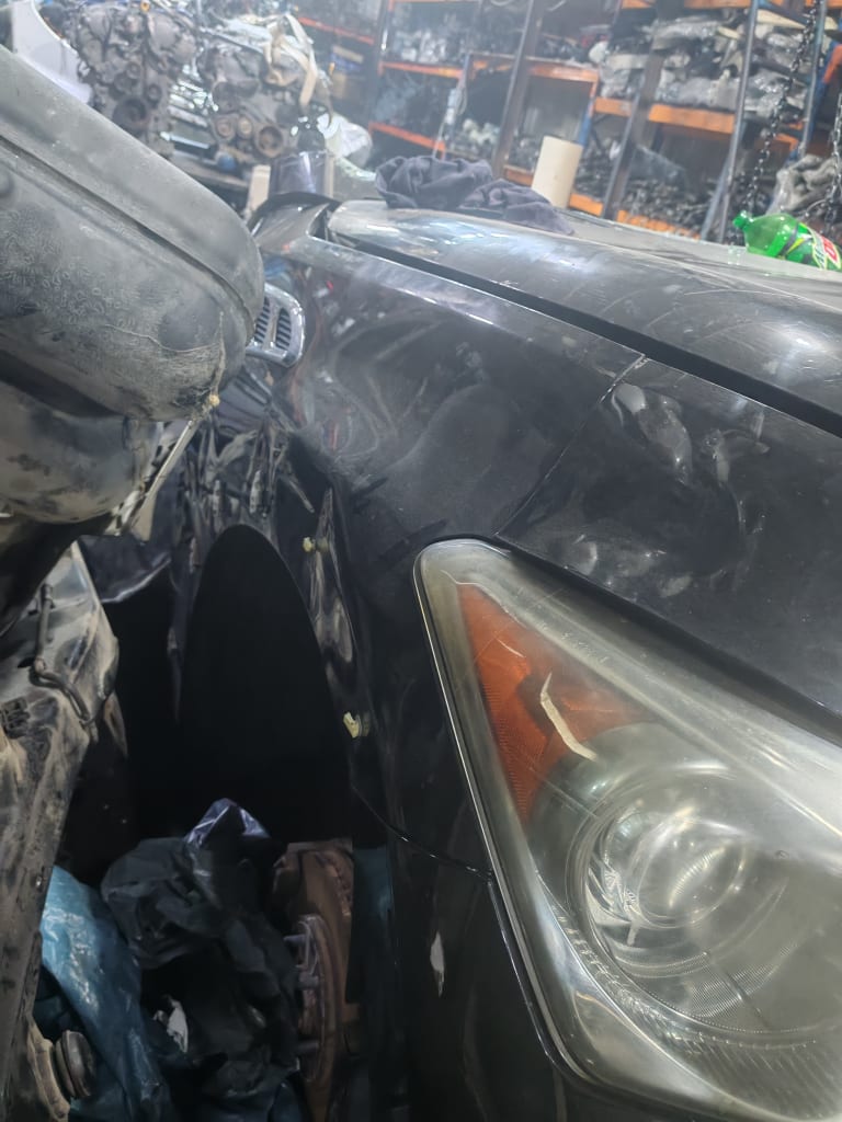 Nose cut + Hood + Fender Infiniti QX56 used in Sharjah — photo 2