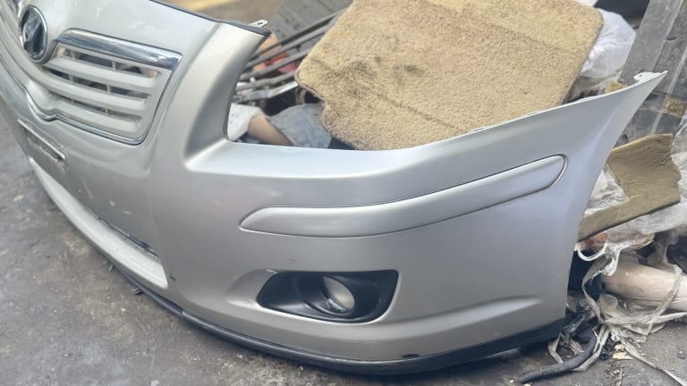 Bumper + Grille Toyota Avensis