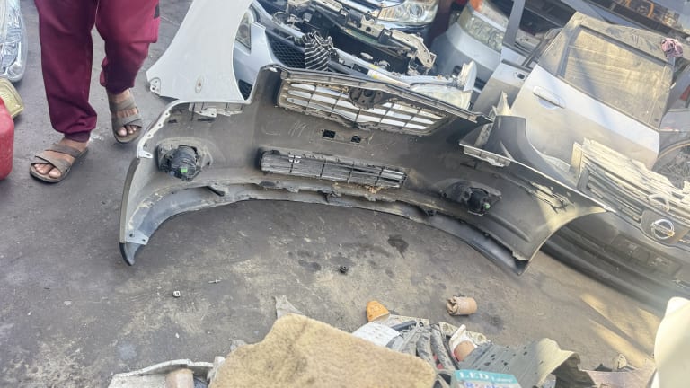 Bumper + Grille Toyota Avensis used in Sharjah — photo 2