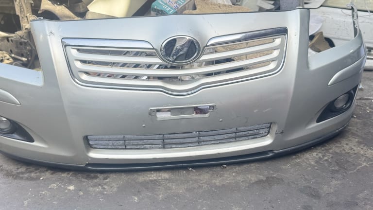 Bumper + Grille Toyota Avensis used in Sharjah — photo 4