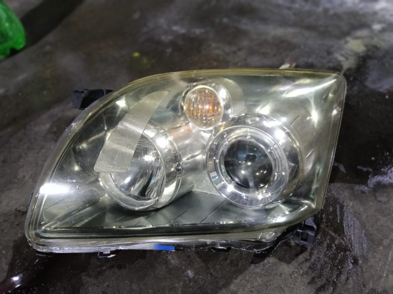 Headlights Toyota Avensis