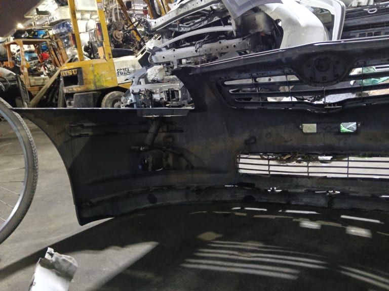 Bumper + Grille Toyota Avensis used in Sharjah — photo 5