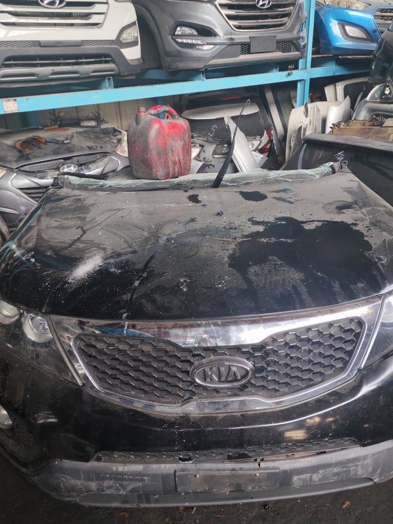 Nose cut + Hood Kia Sorento used in Sharjah — photo 4