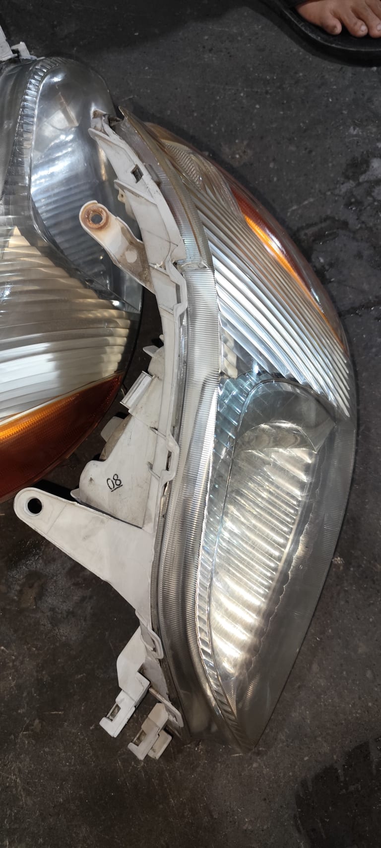 Headlights Toyota Platz used in Sharjah — photo 2