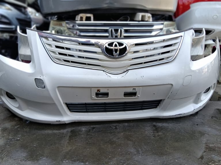 Bumper + Grille Toyota Avensis