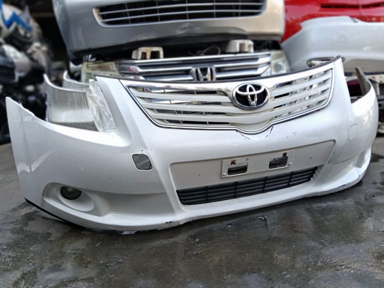 Bumper + Grille Toyota Avensis used in Sharjah — photo 2