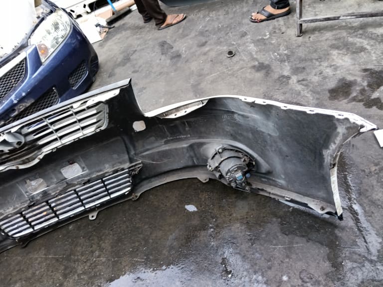 Bumper + Grille Toyota Avensis used in Sharjah — photo 5