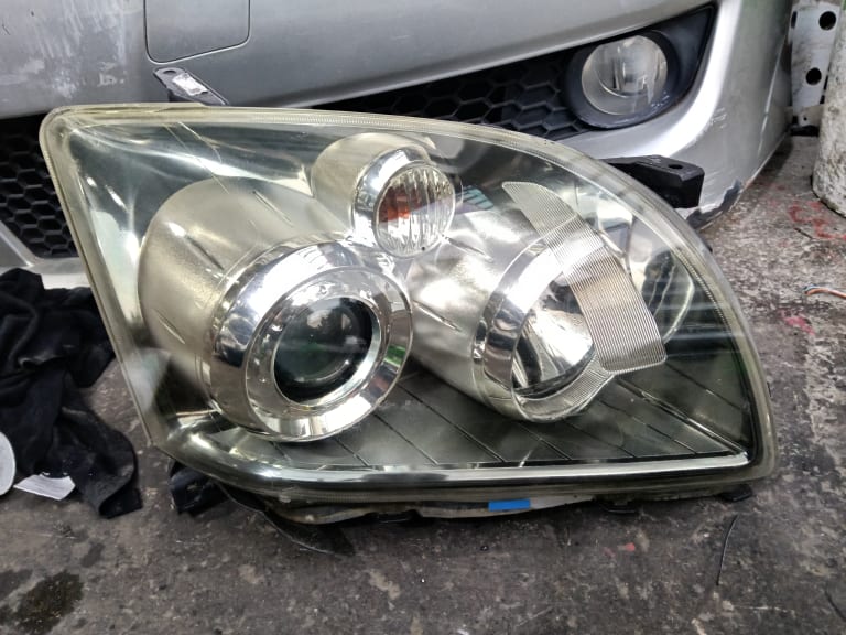 Headlights Toyota Avensis used in Sharjah — photo 4